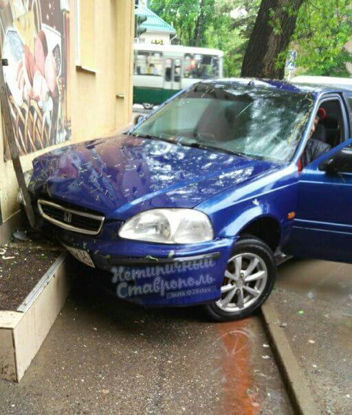 В Ставрополе иномарка на полном ходу врезалась в стену дома